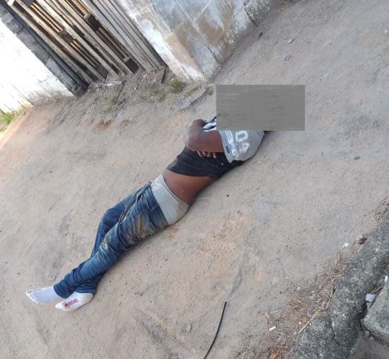 Homem caído e com sinais de violência em rua do Aviso