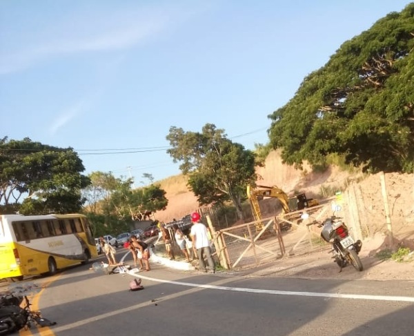 Acidente entre moto e carro deixa uma pessoa morta e outra ferida em Linhares