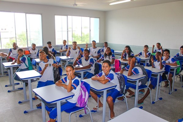 Carteiras novas nas escolas da rede municipal de Linhares 