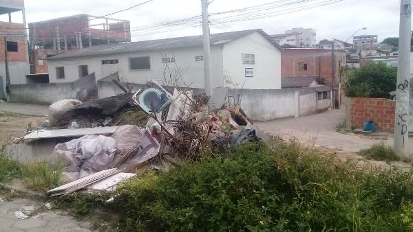 Araçá: Moradora reclama de depósito de lixo bem em frente de residências