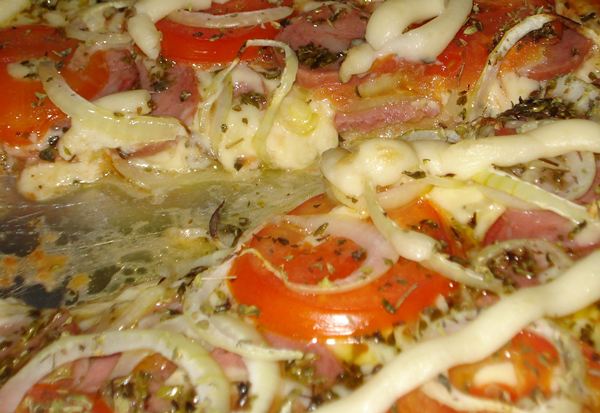 Trio mascarado rende entregador e rouba até pizza, no Santa Cruz