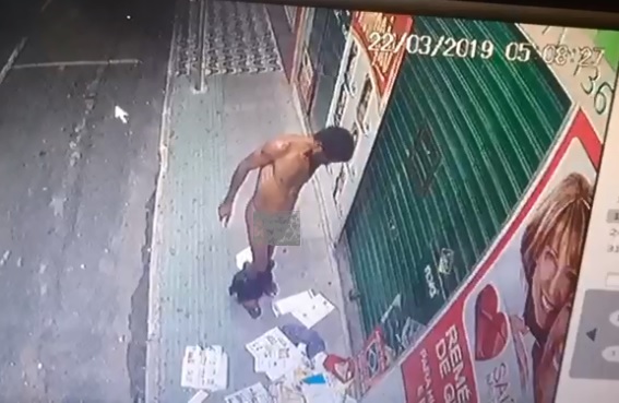 Centro de Linhares: Morador de rua defeca em calçadas, e comerciantes pedem providências