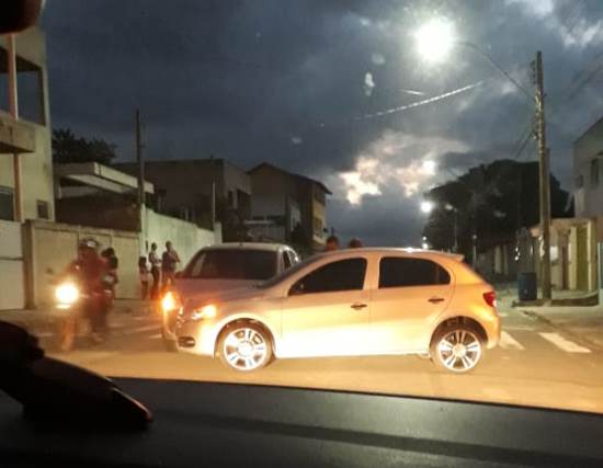 Veículos colidem em cruzamento no bairro Interlagos