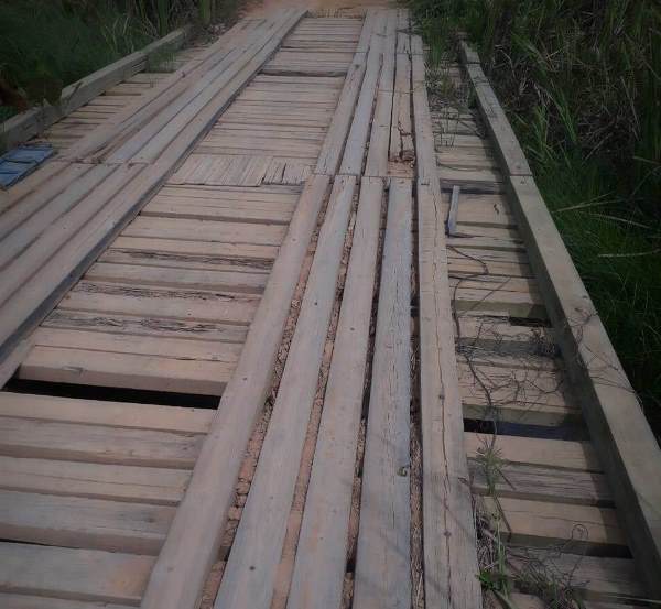 Degredo: Moradores usam janela velha para tapar buraco de ponte