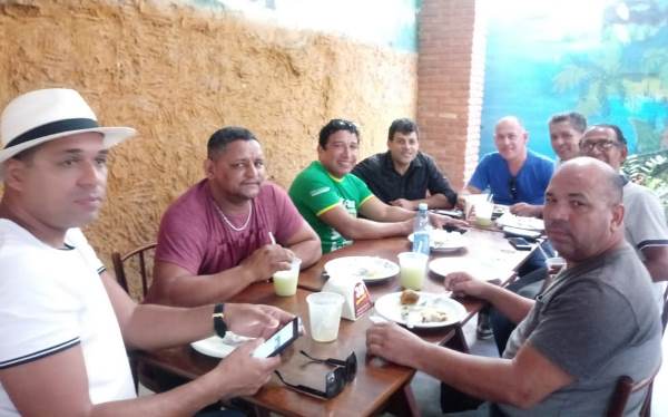 Magno Malta é visto almoçando com políticos em Linhares
