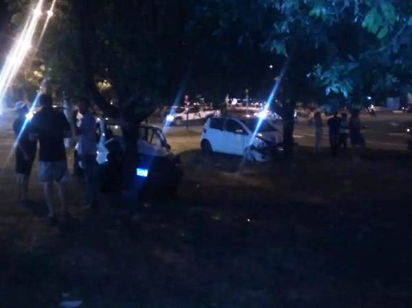 Carros batem em árvores, e caminhões e moto colidem na BR-101, em Linhares