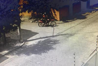 Vídeo: Bandidos dão tapas e socos em mulher de PM durante assalto em Linhares