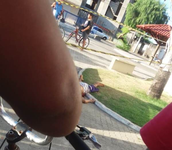 Homem desmaia ao ver corpo de jovem assassinado em praça de Linhares