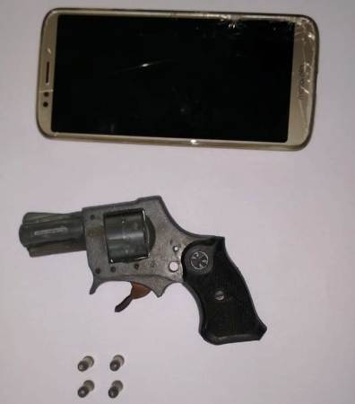 PMs recuperam celular roubado e apreendem arma no Aviso
