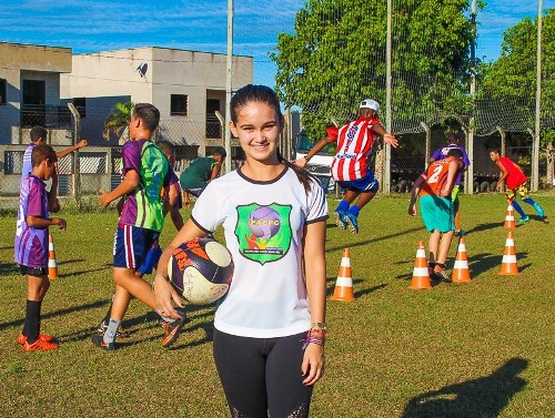 Ela comanda escolinha de futebol com 80 jogadores em Rio Quartel, Linhares