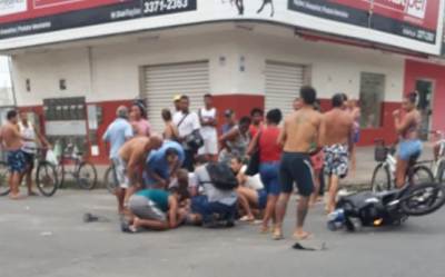 Populares ajudam vítima de acidente no bairro Interlagos