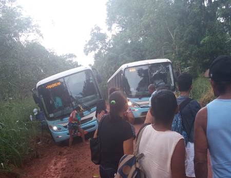 Sufoco: Ônibus atola e quase tomba na Estrada de Povoação
