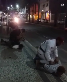 Vídeo: Bandidos são rendidos por faixas pretas no Centro de Linhares