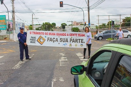Agentes da GCM e do TG destacam respeito à faixa de pedestre no Centro de Linhares