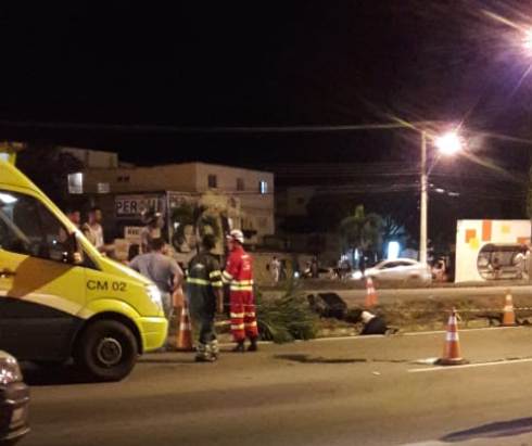 Fatal: Entregador de lanche não resiste e morre após colidir moto em árvore na BR-101