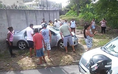 Vídeo de mais acidente em Linhares: Carro bate em muro após motorista passar mal