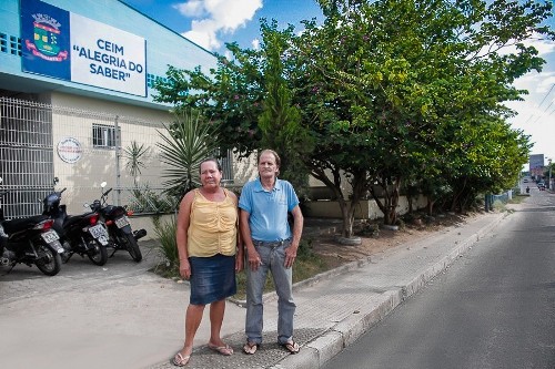 Casal cria e cuida de jardim de escola no bairro Santa Cruz