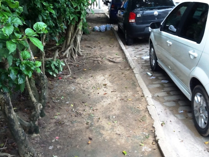 Cadê a calçada? Pergunta é de uma internauta do Centro 
