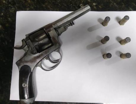 Adolescente e arma de uso restrito apreendidos no Araçá