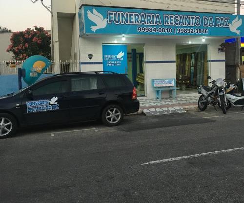 Emoção e dor: Pai libera corpo de jovem assassinado em Quartel de Cima