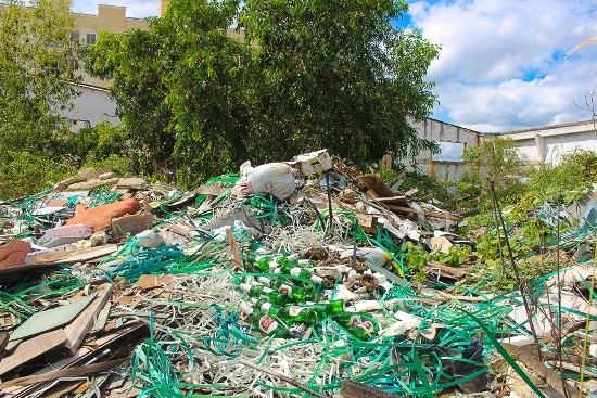 Empresa multada em mais de R$ 10 mil por sujeira em terreno abandonado no Shell