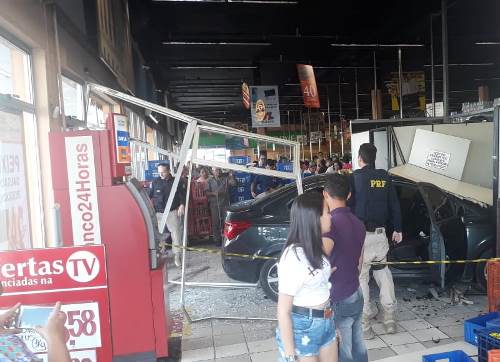 Mulher confunde pedais e entra com carro em supermercado, em Linhares