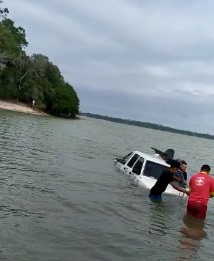 Majestosa Juparanã: Carro vai parar dentro da Lagoa, na Praia das Três Pontas
