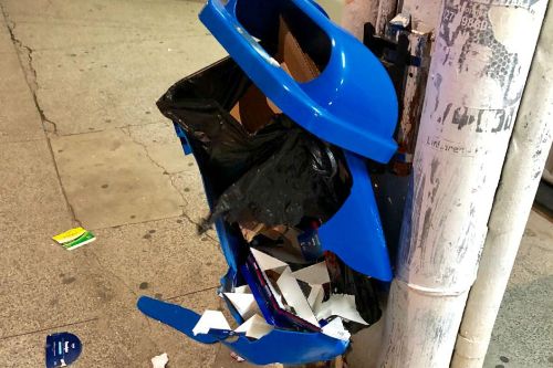 Vândalos começam a destruir papeleiras instaladas no Centro de Linhares