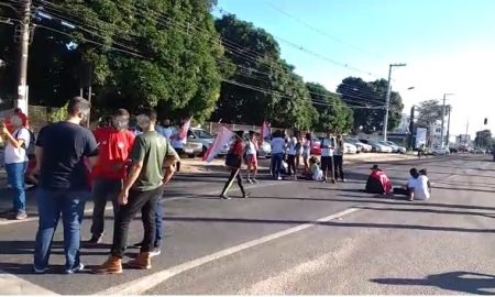 Ônibus normalmente em Linhares: Manifestantes deitam no asfalto em frente a Joana Darc