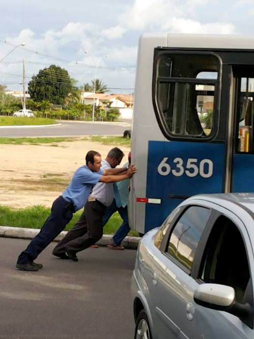 Empurra: internauta registra cena em frente ao Fórum de Linhares
