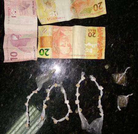 Crack e maconha na carteira de cigarros: Dupla abordada chama populares contra a PM no Aviso