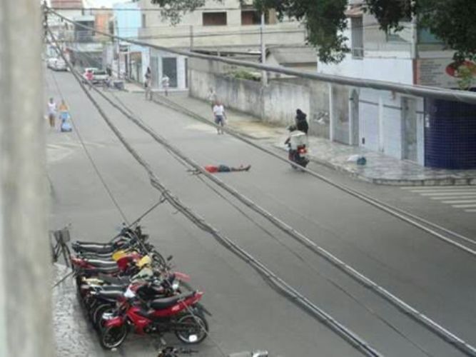 Deitou no asfalto: homem fica 47 minutos deitado no meio da rua