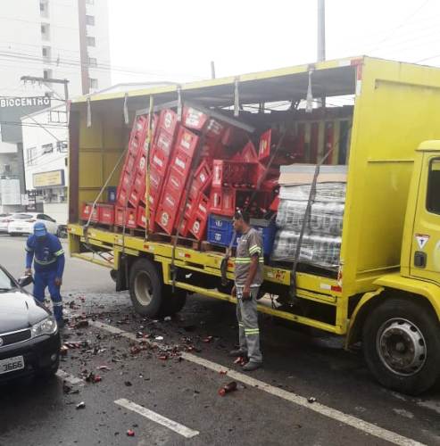 Garrafas caem de carro de distribuidora de bebidas no Centro de Linhares