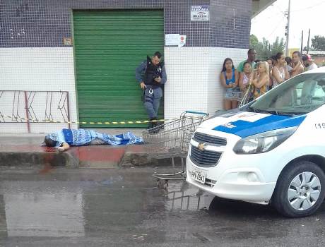 Mulher baleada junto com comerciante não resiste e morre no hospital