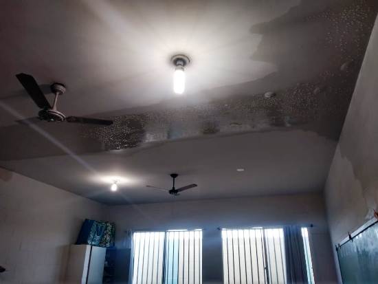 Infiltrações: Leitora envia fotos e faz alerta sobre salas de aula no Santa Cruz