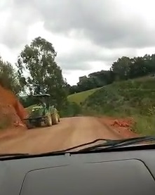 Vídeo: Mulher mostra atual situação de estrada antes intransitável no interior de Linhares