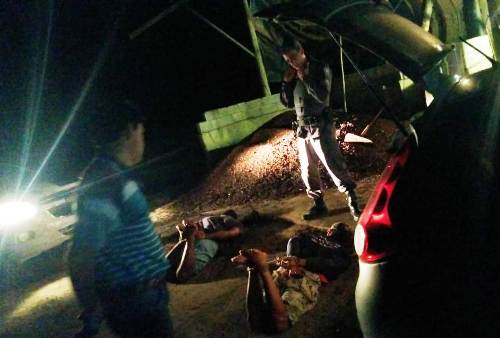 Amarrados: Dupla é flagrada furtando sacas de café em Linhares