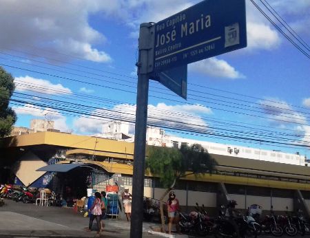 Assaltantes rendem vítima dentro do banheiro do Mercado Municipal