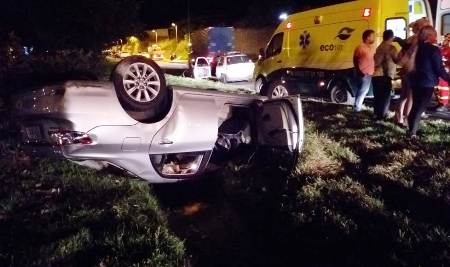 Mulher e criança feridas em capotamento na BR-101, em Linhares.