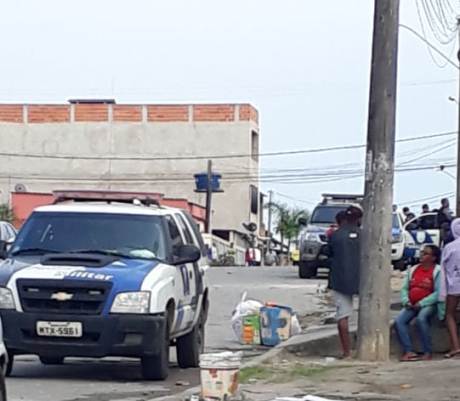 Ação de policiais fortemente armados agita Linhares. Detenções e quase R$ 10 mil apreendidos