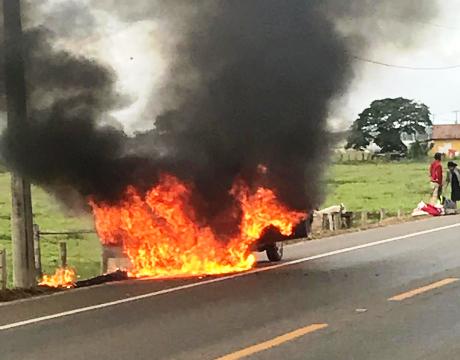 Carro pega fogo na Estrada do Pontal