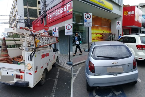Motoristas multados por estacionar em vagas para deficientes em Linhares