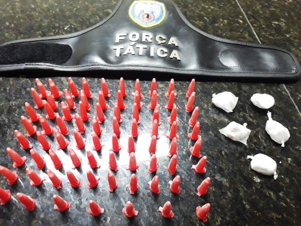 Força Tática apreende quase 80 pinos de cocaína e leva dois conduzidos à DRL