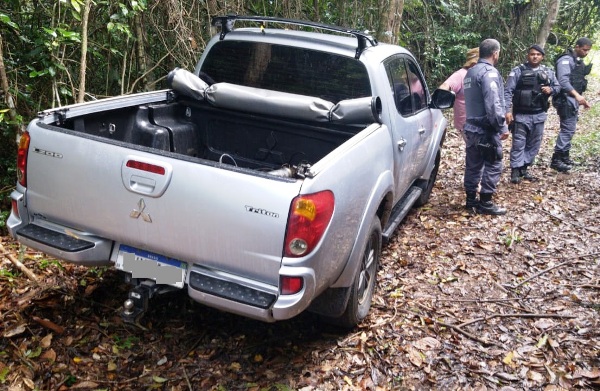Trio armado rende mãe e filho e rouba carro no interior de Linhares