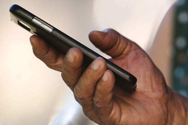 Será que você está sendo espionado pelo seu celular? Entenda como funciona