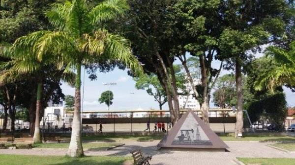 Mosquitos provocam cenas inusitadas e afastam frequentadores da Praça 22 de Agosto