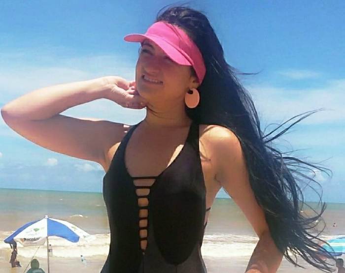 Amiga se emociona ao informar sobre velório e sepultamento de professora assassinada