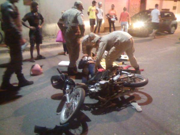 Moto e carro de aplicativo colidem no Palmital. Motociclista seguia para a casa da namorada