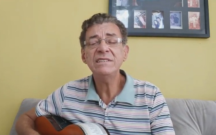 Que lindo! Professor faz violão “falar” e canta com a alma tema da Alvorada Linharense 2019