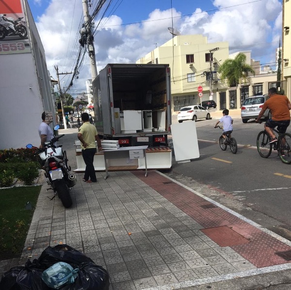 Moto Show: Mobília é colocada em caminhão de mudança